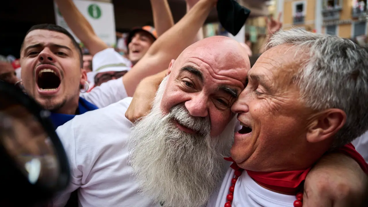 Miles de personas participan en el tradicional Riau Riau desde el Ayuntamiento de Pamplona hasta San Lorenzo durante San Fermín 2025. PABLO LASAOSA