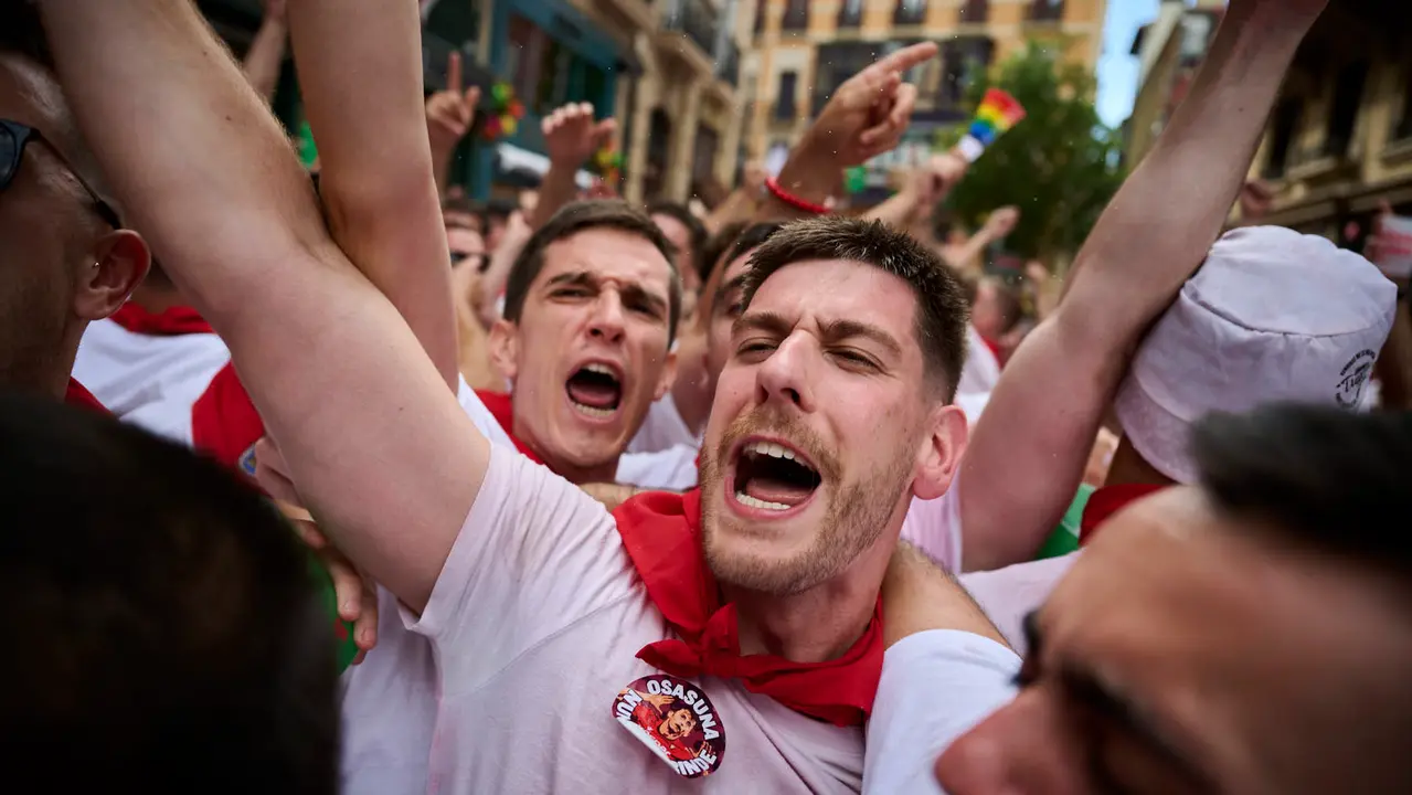 Miles de personas participan en el tradicional Riau Riau desde el Ayuntamiento de Pamplona hasta San Lorenzo durante San Fermín 2025. PABLO LASAOSA