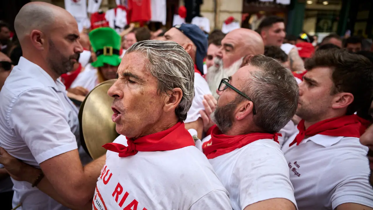 Miles de personas participan en el tradicional Riau Riau desde el Ayuntamiento de Pamplona hasta San Lorenzo durante San Fermín 2025. PABLO LASAOSA