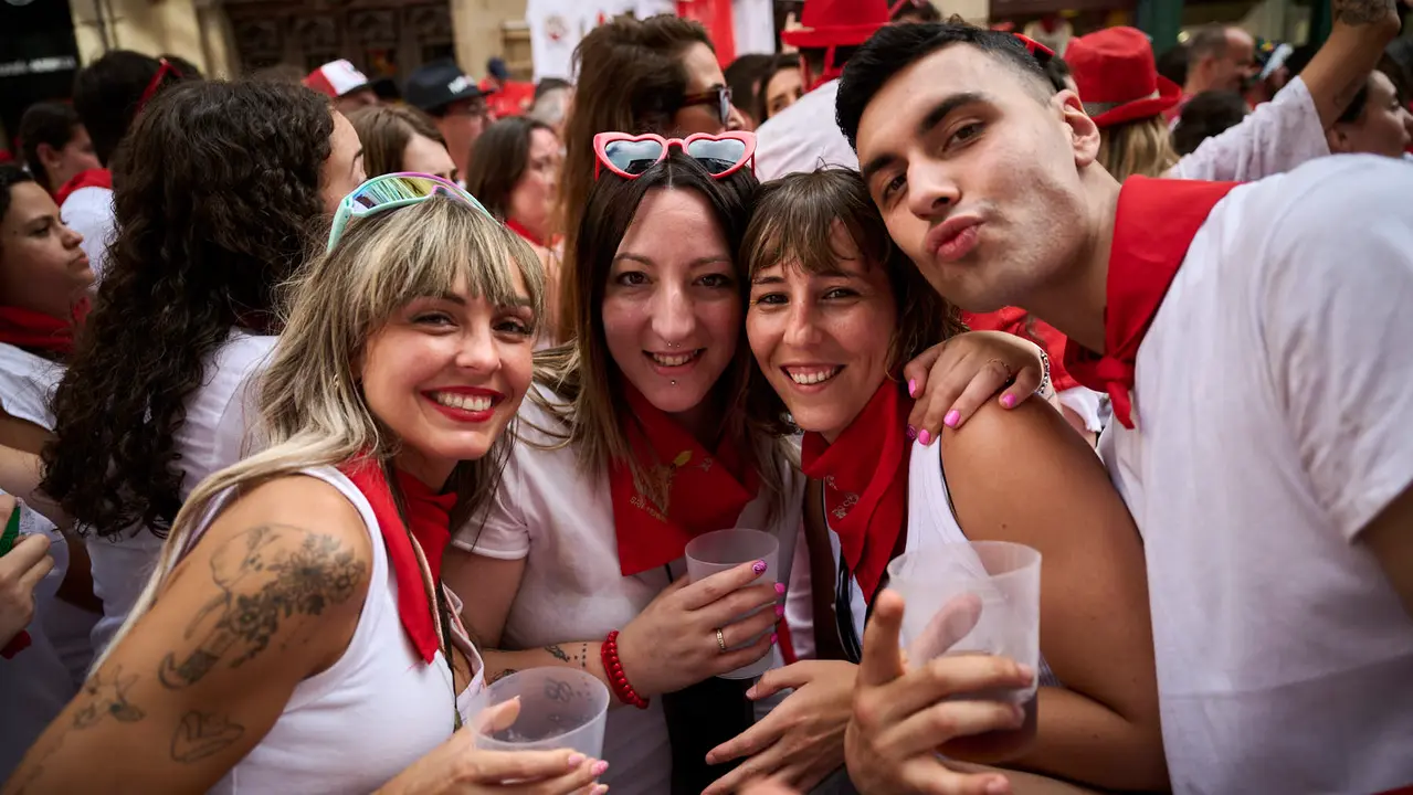 Miles de personas participan en el tradicional Riau Riau desde el Ayuntamiento de Pamplona hasta San Lorenzo durante San Fermín 2025. PABLO LASAOSA