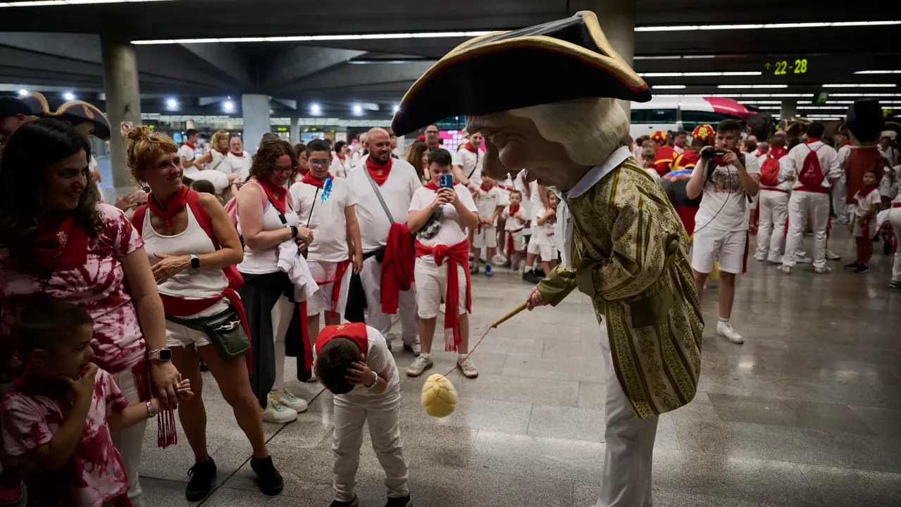 La Comparsa de Gigantes y Cabezudos recorre las calles de Pamplona durante el primer día de San Fermín 2025. PABLO LASAOSA