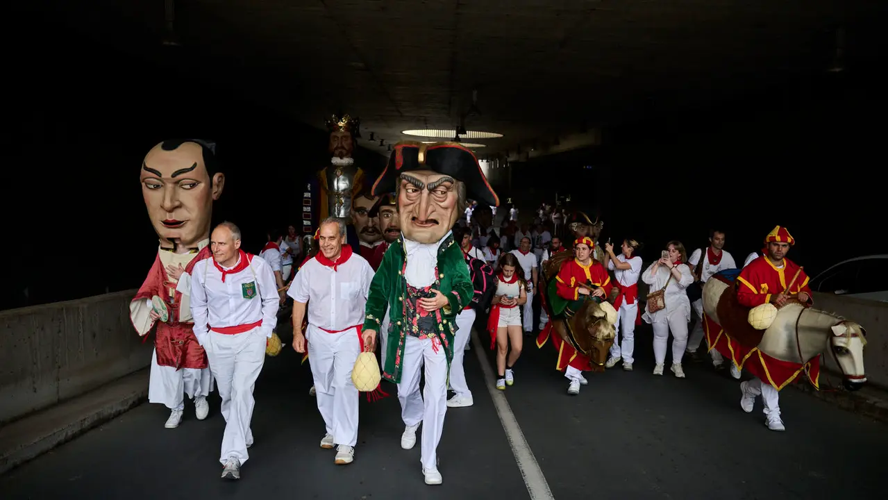 La Comparsa de Gigantes y Cabezudos recorre las calles de Pamplona durante el primer día de San Fermín 2025. PABLO LASAOSA