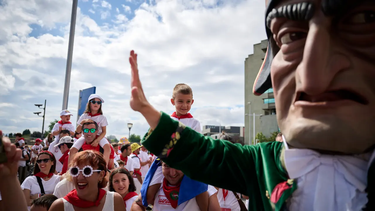 La Comparsa de Gigantes y Cabezudos recorre las calles de Pamplona durante el primer día de San Fermín 2025. PABLO LASAOSA