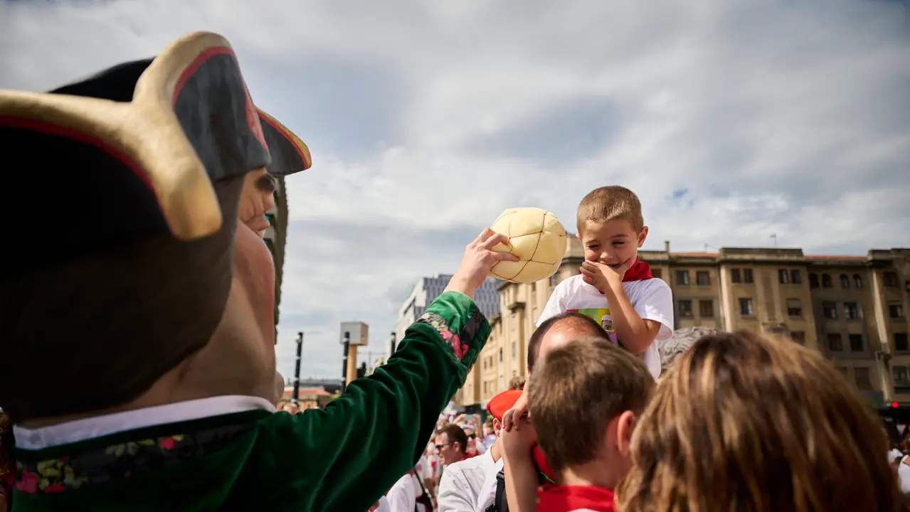 La Comparsa de Gigantes y Cabezudos recorre las calles de Pamplona durante el primer día de San Fermín 2025. PABLO LASAOSA