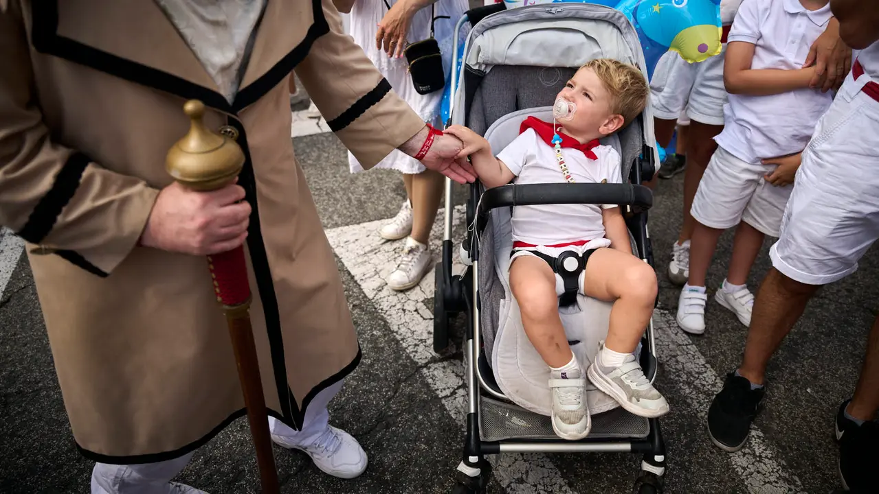 La Comparsa de Gigantes y Cabezudos recorre las calles de Pamplona durante el primer día de San Fermín 2025. PABLO LASAOSA