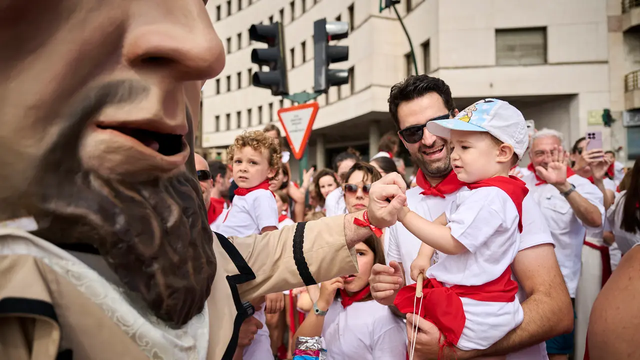 La Comparsa de Gigantes y Cabezudos recorre las calles de Pamplona durante el primer día de San Fermín 2025. PABLO LASAOSA