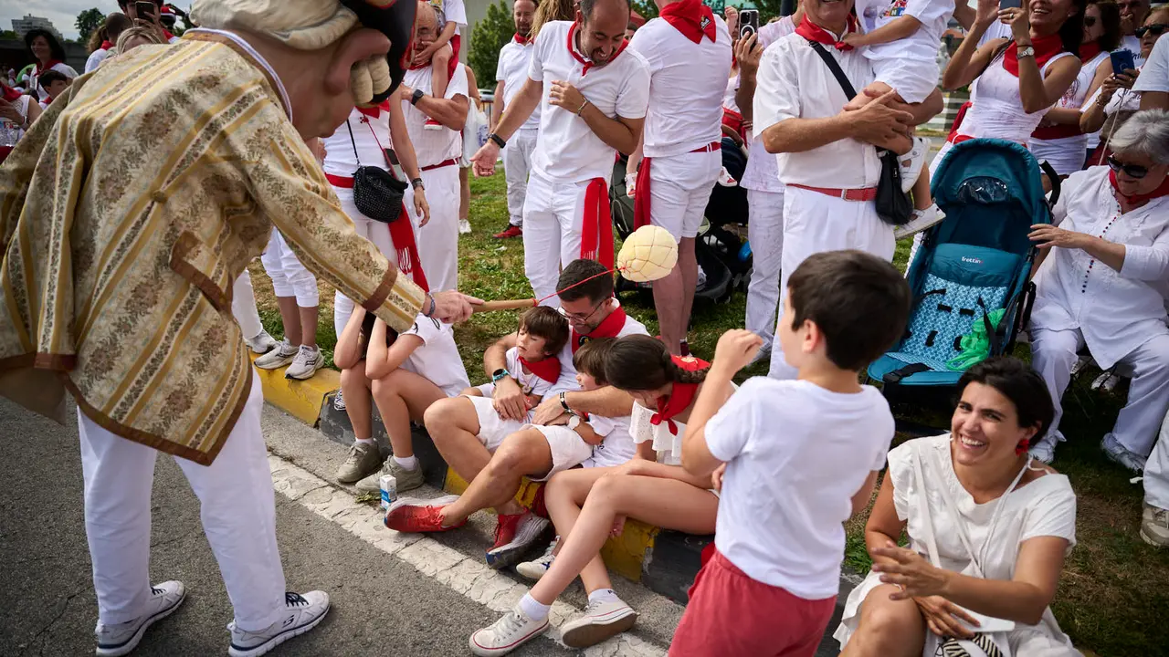 La Comparsa de Gigantes y Cabezudos recorre las calles de Pamplona durante el primer día de San Fermín 2025. PABLO LASAOSA