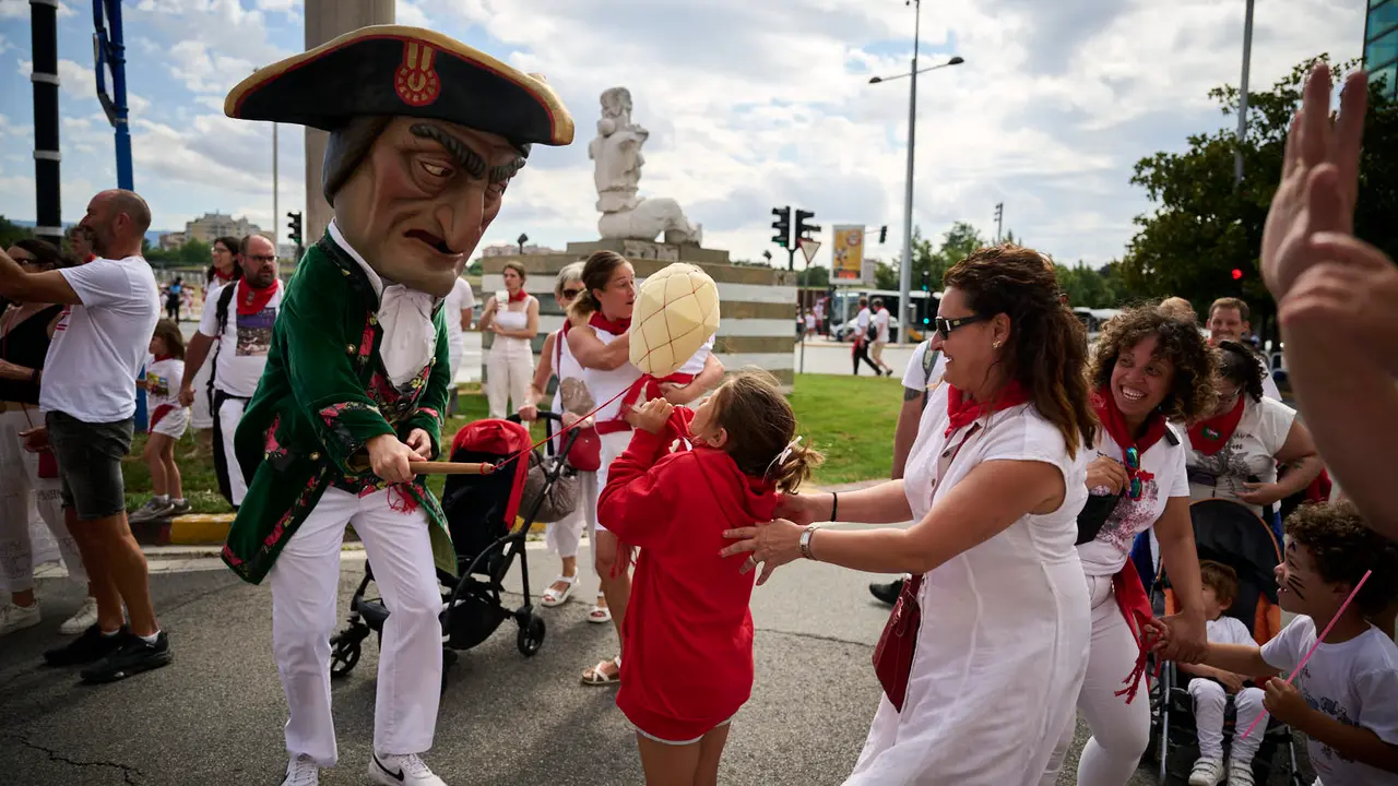 La Comparsa de Gigantes y Cabezudos recorre las calles de Pamplona durante el primer día de San Fermín 2025. PABLO LASAOSA