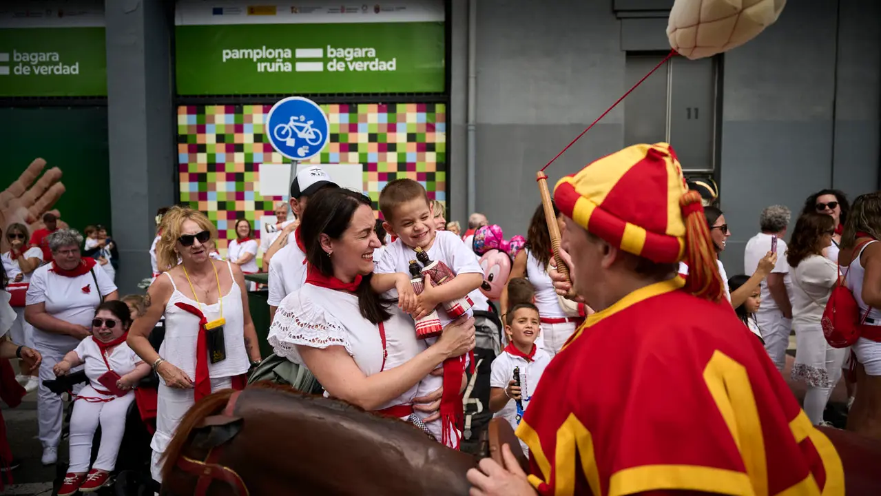 La Comparsa de Gigantes y Cabezudos recorre las calles de Pamplona durante el primer día de San Fermín 2025. PABLO LASAOSA