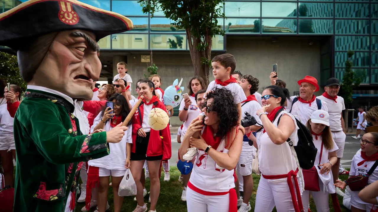 La Comparsa de Gigantes y Cabezudos recorre las calles de Pamplona durante el primer día de San Fermín 2025. PABLO LASAOSA