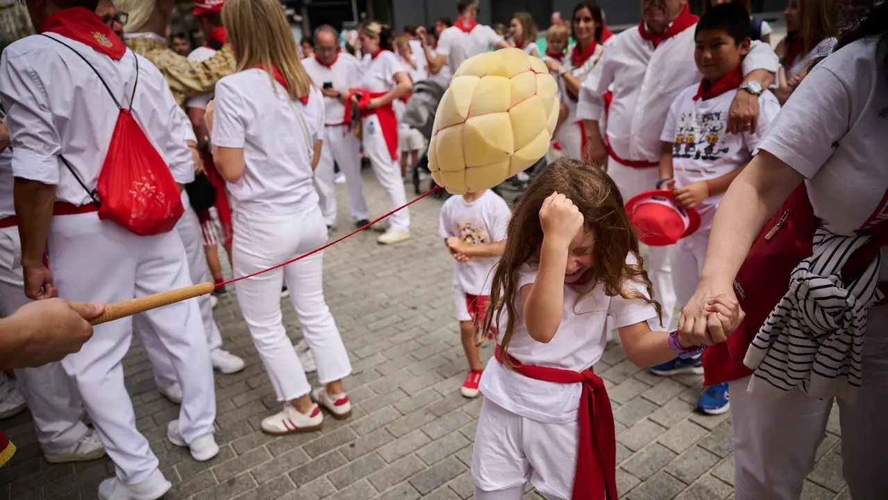 La Comparsa de Gigantes y Cabezudos recorre las calles de Pamplona durante el primer día de San Fermín 2025. PABLO LASAOSA