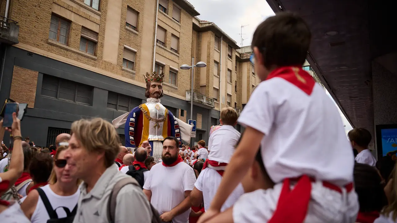 La Comparsa de Gigantes y Cabezudos recorre las calles de Pamplona durante el primer día de San Fermín 2025. PABLO LASAOSA