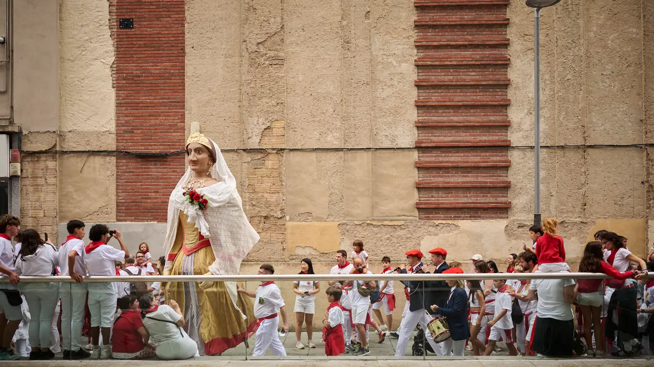 La Comparsa de Gigantes y Cabezudos recorre las calles de Pamplona durante el primer día de San Fermín 2025. PABLO LASAOSA