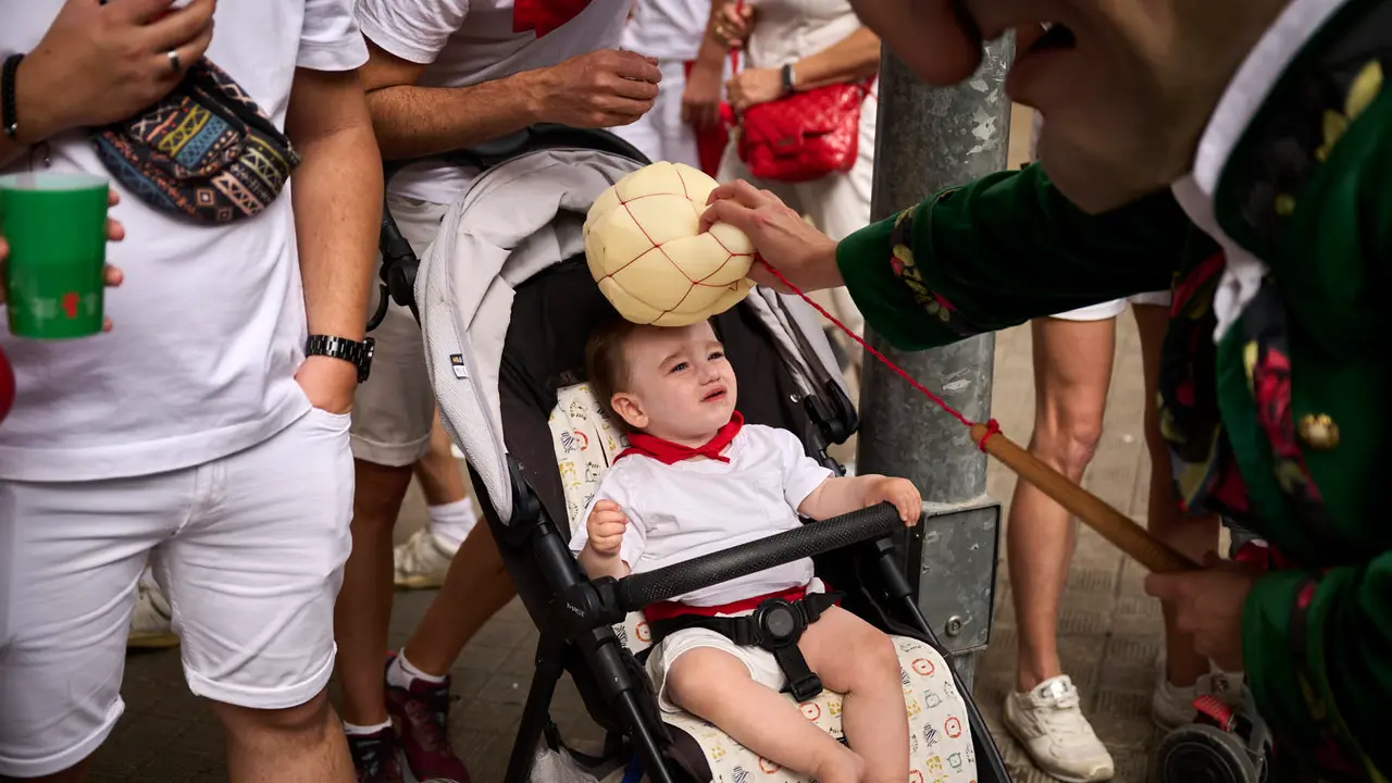 La Comparsa de Gigantes y Cabezudos recorre las calles de Pamplona durante el primer día de San Fermín 2025. PABLO LASAOSA