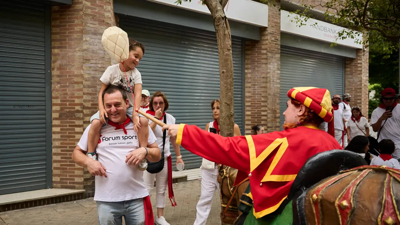 La Comparsa de Gigantes y Cabezudos recorre las calles de Pamplona durante el primer día de San Fermín 2025. PABLO LASAOSA