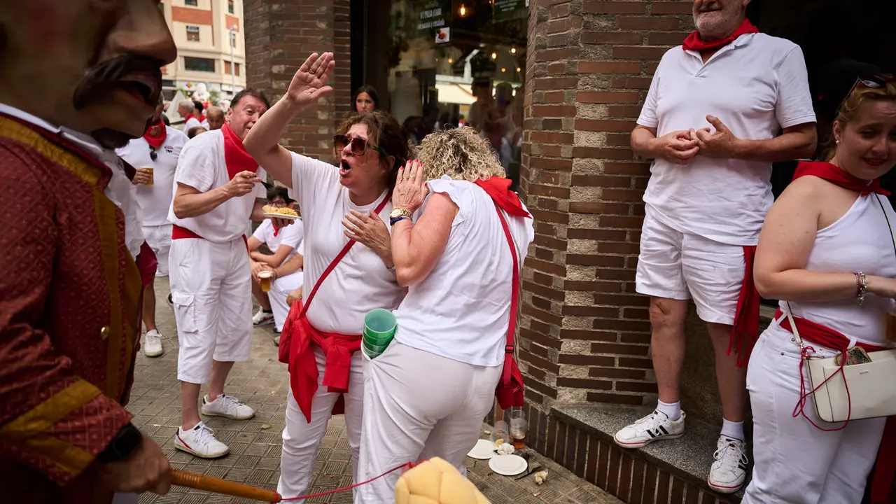 La Comparsa de Gigantes y Cabezudos recorre las calles de Pamplona durante el primer día de San Fermín 2025. PABLO LASAOSA