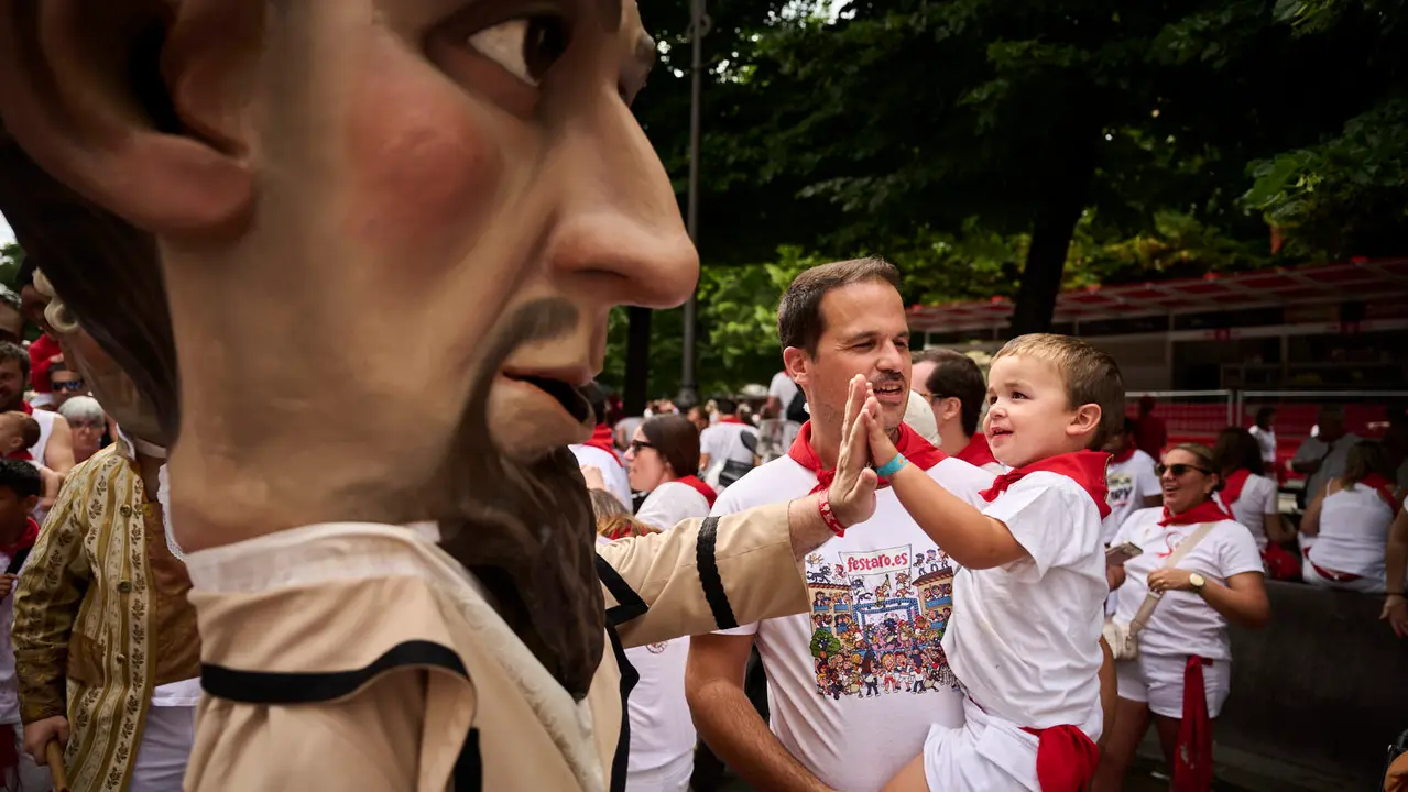 La Comparsa de Gigantes y Cabezudos recorre las calles de Pamplona durante el primer día de San Fermín 2025. PABLO LASAOSA