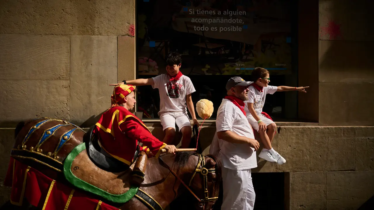 La Comparsa de Gigantes y Cabezudos recorre las calles de Pamplona durante el primer día de San Fermín 2025. PABLO LASAOSA