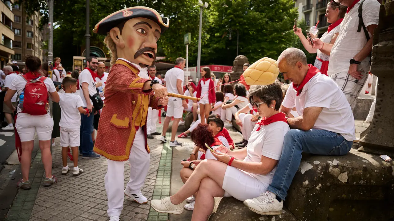 La Comparsa de Gigantes y Cabezudos recorre las calles de Pamplona durante el primer día de San Fermín 2025. PABLO LASAOSA