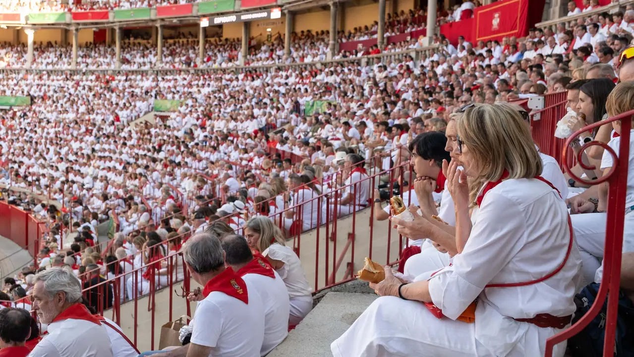 Ambiente en la Corrida de Rejones en la Feria del Toro de San Fermín 2025. Maite H. Mateo.-01