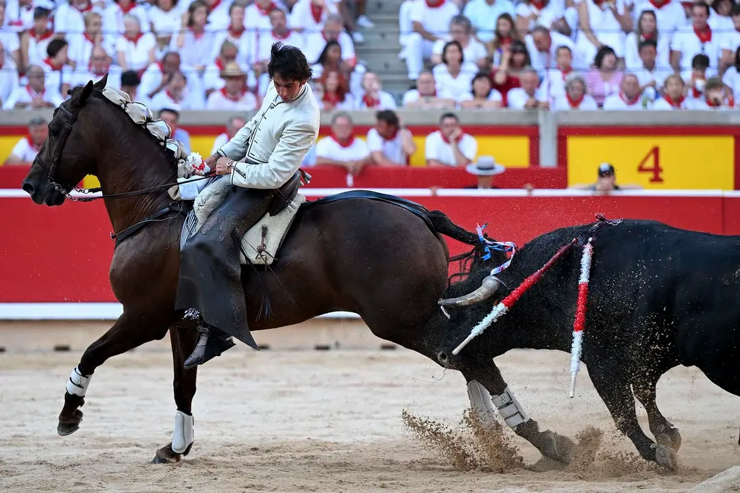 GRAFCAV9805. PAMPLONA, 06/07/2025.- El rejoneador Roberto Armendáriz durante la lidia a susegundo toro de la tarde en la segunda de abono de la Feria de Toro de los Sanfermines 2025 con toros de la ganadería salmantina de 'El Capea' y en la que compare cartel con la rejoneadora francesa Lea Vicens (primera mujer que torea en la Feria del Toro) y con Guillermo Hermoso de Mendoza. EFE/ Daniel Fernández