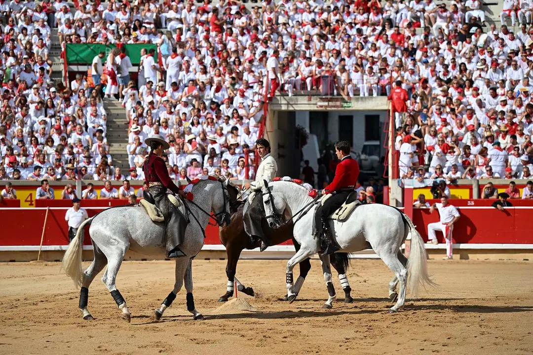 GRAFCAV9793. PAMPLONA, 06/07/2025.- Los rejoneadores Lea Vicens (primera mujer que torea en la Feria del Toro), Roberto Armendáriz (c) y Guillermo Hermosa de Mendoza momentos antes de dar comienzo la segunda de abono de la Feria de Toro de los Sanfermines 2025 con toros de la ganadería salmantina de 'El Capea'. EFE/ Daniel Fernández