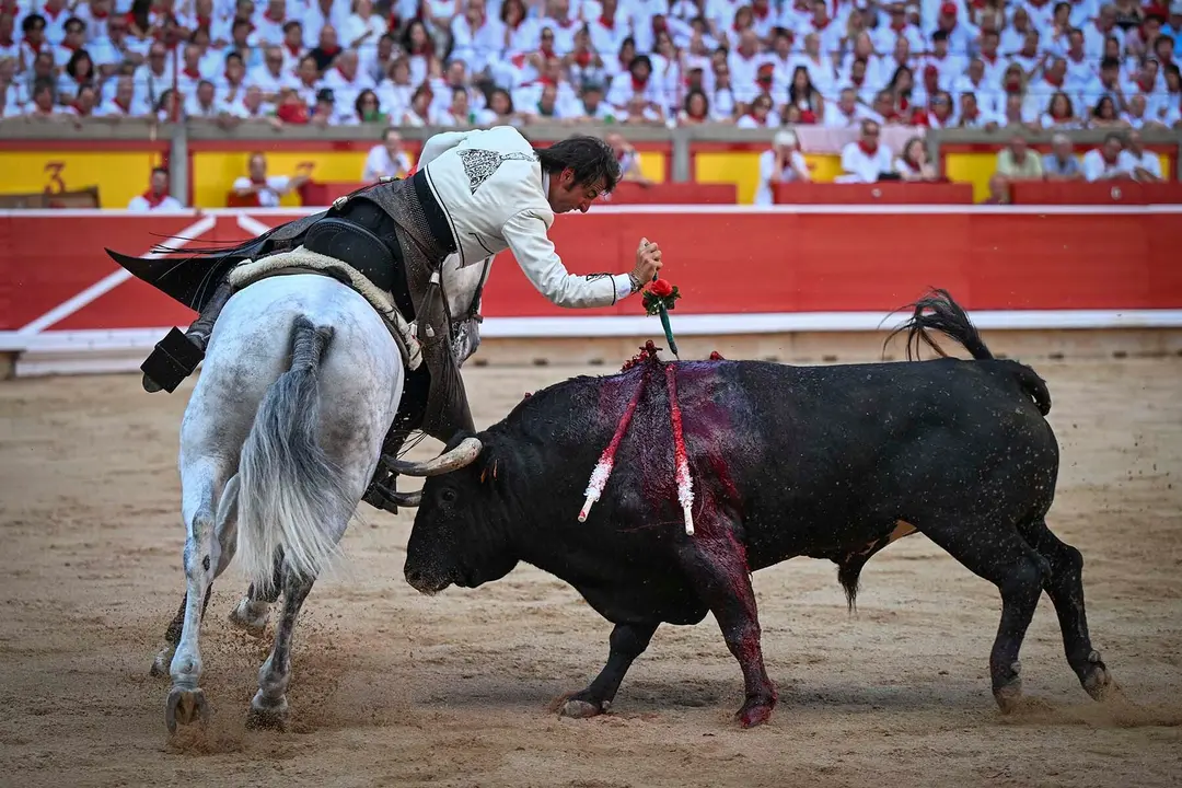 GRAFCAV9779. PAMPLONA, 06/07/2025.- El rejoneador Roberto Armendáriz durante la lidia a su primer toro de la tarde en la segunda de abono de la Feria de Toro de los Sanfermines 2025 con toros de la ganadería salmantina de 'El Capea' y en la que compare cartel con la rejoneadora francesa Lea Vicens (primera mujer que torea en la Feria del Toro) y con Guillermo Hermoso de Mendoza. EFE/ Daniel Fernández