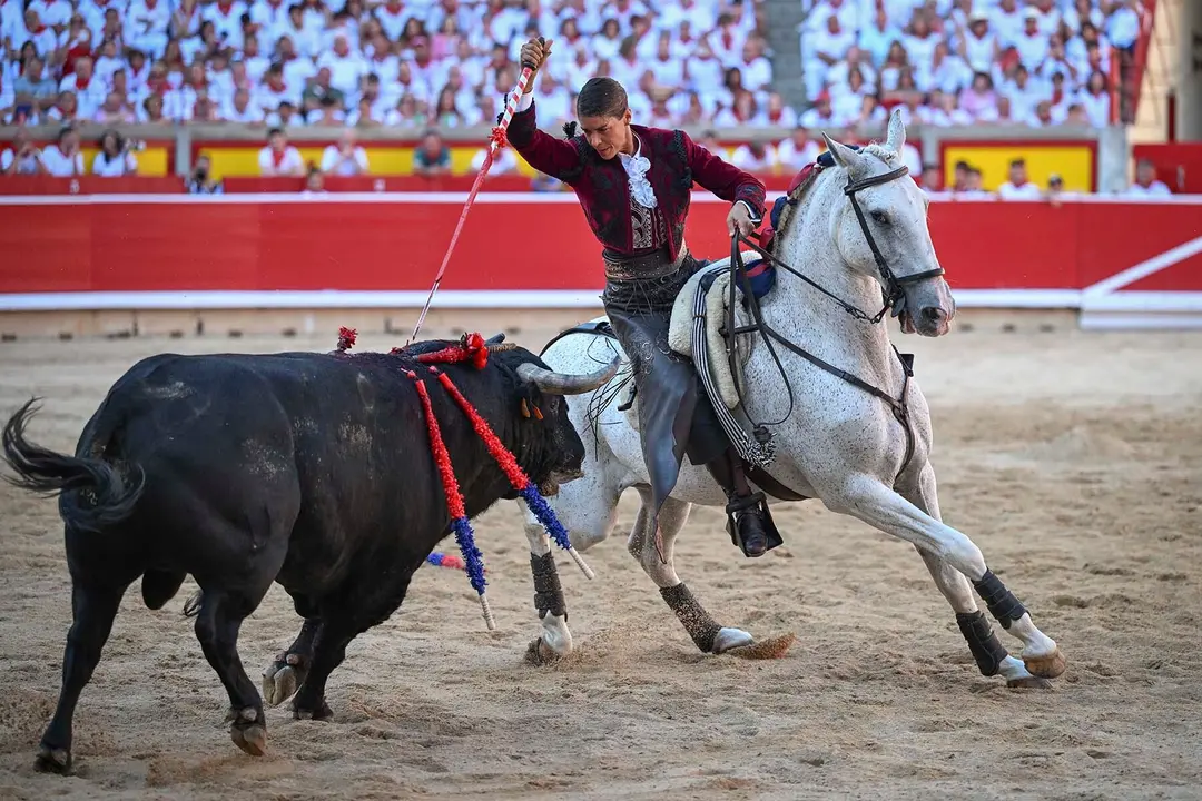 GRAFCAV9795. PAMPLONA, 06/07/2025.- La rejoneadora francesa Lea Vicens (primera mujer que torea en la Feria del Toro) durante la lidia a su primer toro de la tarde en la segunda de abono de la Feria de Toro de los Sanfermines 2025 con toros de la ganadería salmantina de 'El Capea' y en la que comparte cartel con el rejoneador Roberto Armendáriz y con Guillermo Hermoso de Mendoza. EFE/ Daniel Fernández
