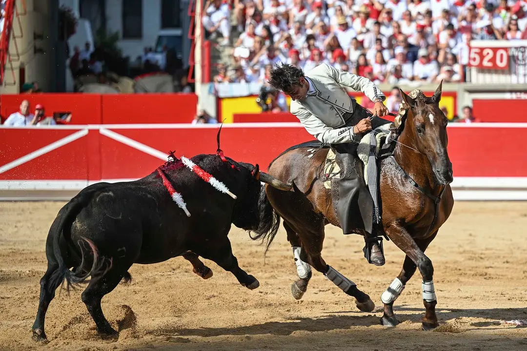 GRAFCAV9784. PAMPLONA, 06/07/2025.- El rejoneador Roberto Armendáriz durante la lidia a su primer toro de la tarde en la segunda de abono de la Feria de Toro de los Sanfermines 2025 con toros de la ganadería salmantina de 'El Capea' y en la que compare cartel con la rejoneadora francesa Lea Vicens (primera mujer que torea en la Feria del Toro) y con Guillermo Hermoso de Mendoza. EFE/ Daniel Fernández