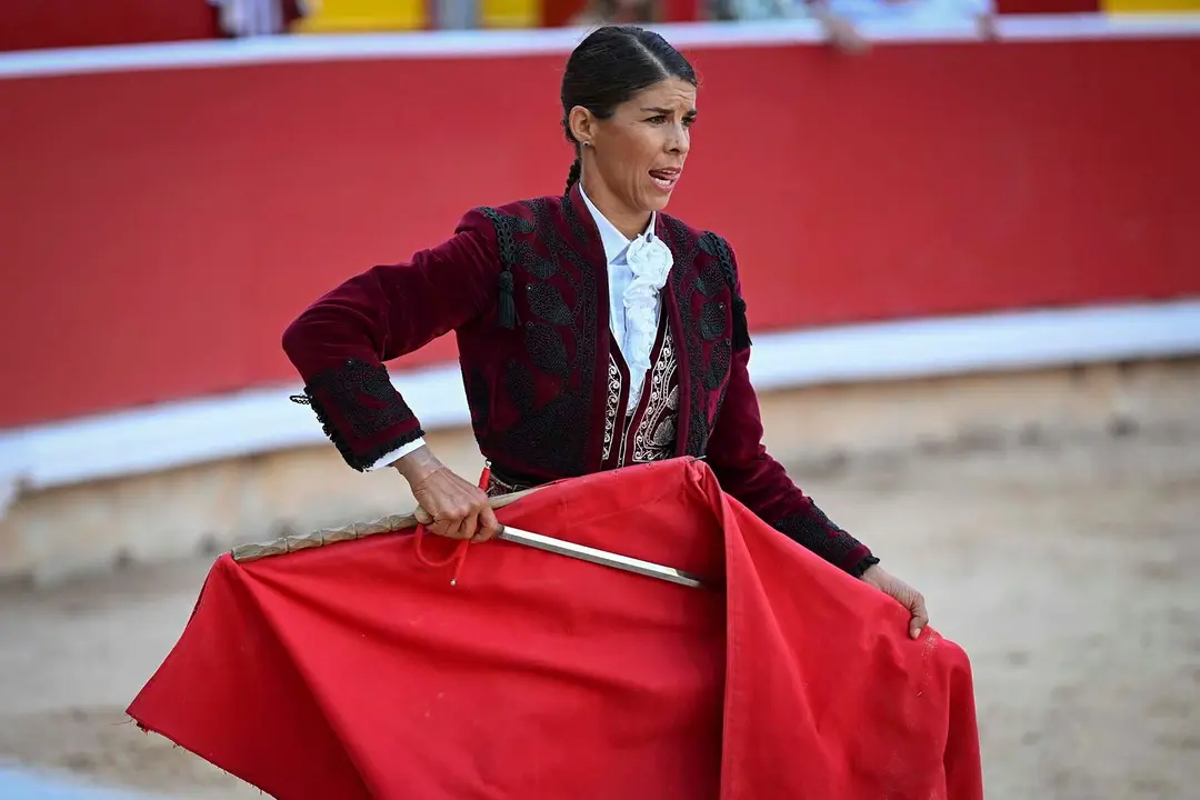 GRAFCAV9815. PAMPLONA, 06/07/2025.- La rejoneadora francesa Lea Vicens (primera mujer que torea en la Feria del Toro) durante la lidia a su segundo toro de la tarde en la segunda de abono de la Feria de Toro de los Sanfermines 2025 con toros de la ganadería salmantina de 'El Capea' y en la que comparte cartel con el rejoneador Roberto Armendáriz y con Guillermo Hermoso de Mendoza. EFE/ Daniel Fernández
