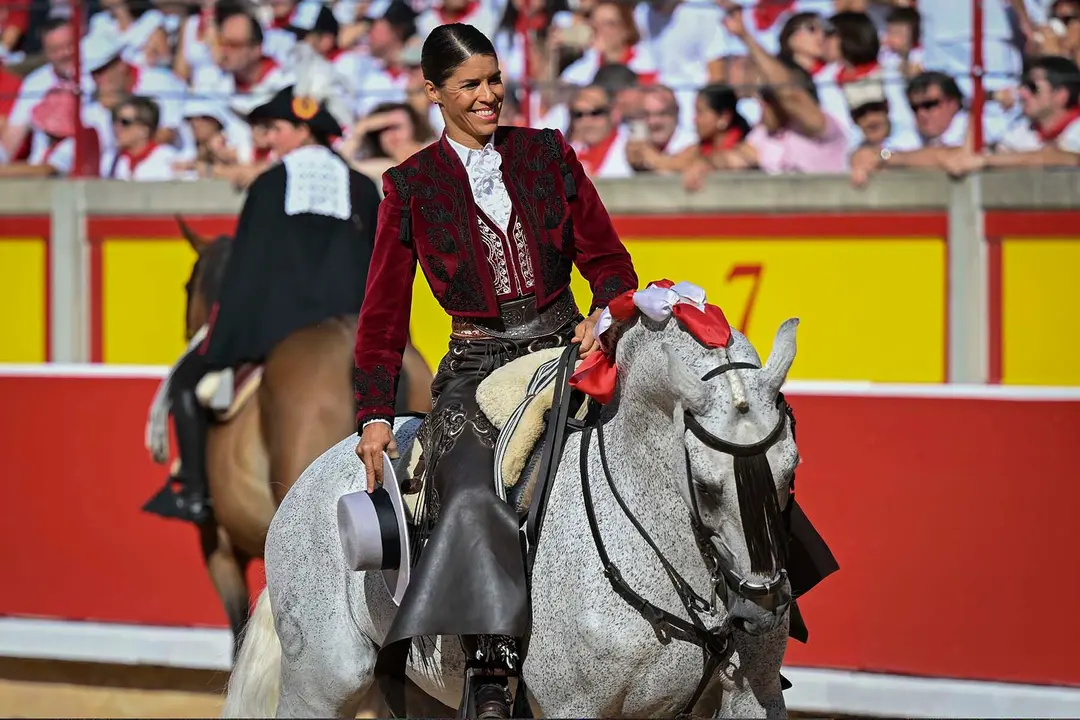 GRAFCAV9771. PAMPLONA, 06/07/2025.- La rejoneadora francesa Lea Vicens (primera mujer que torea en la Feria del Toro) durante el paseillo en la segunda de abono de la Feria de Toro de los Sanfermines 2025 con toros de la ganadería salmantina de 'El Capea' y en la que comparte cartel con el rejoneador Roberto Armendáriz y con Guillermo Hermoso de Mendoza. EFE/ Daniel Fernández