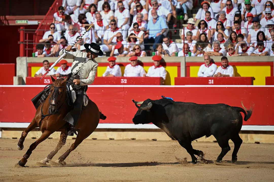 GRAFCAV9774. PAMPLONA, 06/07/2025.- El rejoneador Roberto Armendáriz durante la lidia a su primer toro de la tarde en la segunda de abono de la Feria de Toro de los Sanfermines 2025 con toros de la ganadería salmantina de 'El Capea' y en la que compare cartel con la rejoneadora francesa Lea Vicens (primera mujer que torea en la Feria del Toro) y con Guillermo Hermoso de Mendoza. EFE/ Daniel Fernández
