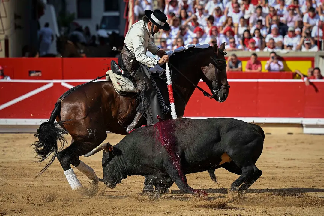 GRAFCAV9775. PAMPLONA, 06/07/2025.- El rejoneador Roberto Armendáriz durante la lidia a su primer toro de la tarde en la segunda de abono de la Feria de Toro de los Sanfermines 2025 con toros de la ganadería salmantina de 'El Capea' y en la que compare cartel con la rejoneadora francesa Lea Vicens (primera mujer que torea en la Feria del Toro) y con Guillermo Hermoso de Mendoza. EFE/ Daniel Fernández