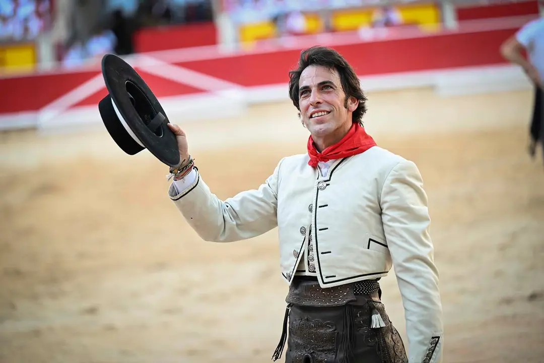 GRAFCAV9809. PAMPLONA, 06/07/2025.- El rejoneador Roberto Armendáriz durante la lidia a susegundo toro de la tarde en la segunda de abono de la Feria de Toro de los Sanfermines 2025 con toros de la ganadería salmantina de 'El Capea' y en la que compare cartel con la rejoneadora francesa Lea Vicens (primera mujer que torea en la Feria del Toro) y con Guillermo Hermoso de Mendoza. EFE/ Daniel Fernández