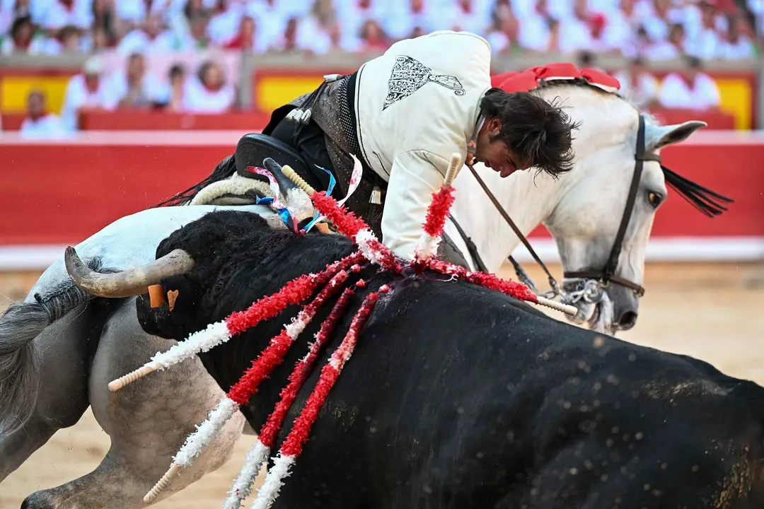 GRAFCAV98075. PAMPLONA, 06/07/2025.- El rejoneador Roberto Armendáriz durante la lidia a susegundo toro de la tarde en la segunda de abono de la Feria de Toro de los Sanfermines 2025 con toros de la ganadería salmantina de 'El Capea' y en la que compare cartel con la rejoneadora francesa Lea Vicens (primera mujer que torea en la Feria del Toro) y con Guillermo Hermoso de Mendoza. EFE/ Daniel Fernández