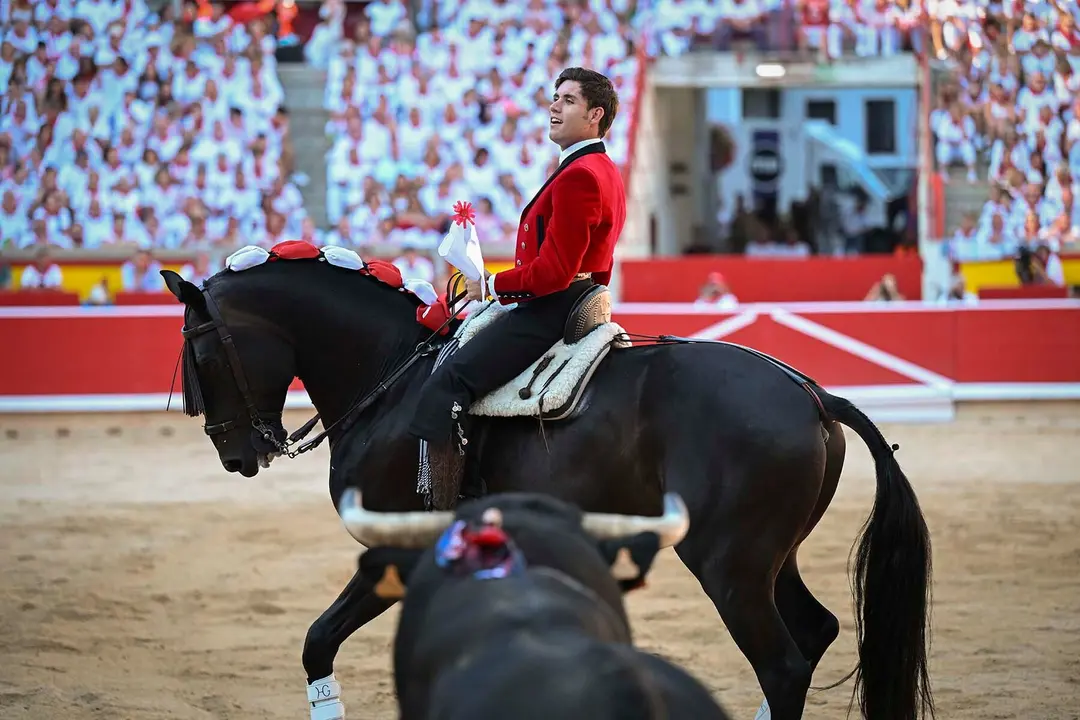 GRAFCAV9797. PAMPLONA, 06/07/2025.- El rejoneador Guillermo Hermoso de Mendoza durante la lidia a su primer toro de la tarde en la segunda de abono de la Feria de Toro de los Sanfermines 2025 con toros de la ganadería salmantina de 'El Capea' y en la que comparte cartel con el rejoneador Roberto Armendáriz y con la rejoneadora francesa Lea Vicens (primera mujer que torea en la Feria del Toro). EFE/ Daniel Fernández