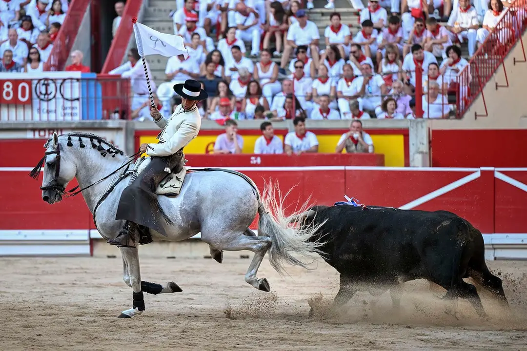 GRAFCAV9804. PAMPLONA, 06/07/2025.- El rejoneador Roberto Armendáriz durante la lidia a susegundo toro de la tarde en la segunda de abono de la Feria de Toro de los Sanfermines 2025 con toros de la ganadería salmantina de 'El Capea' y en la que compare cartel con la rejoneadora francesa Lea Vicens (primera mujer que torea en la Feria del Toro) y con Guillermo Hermoso de Mendoza. EFE/ Daniel Fernández