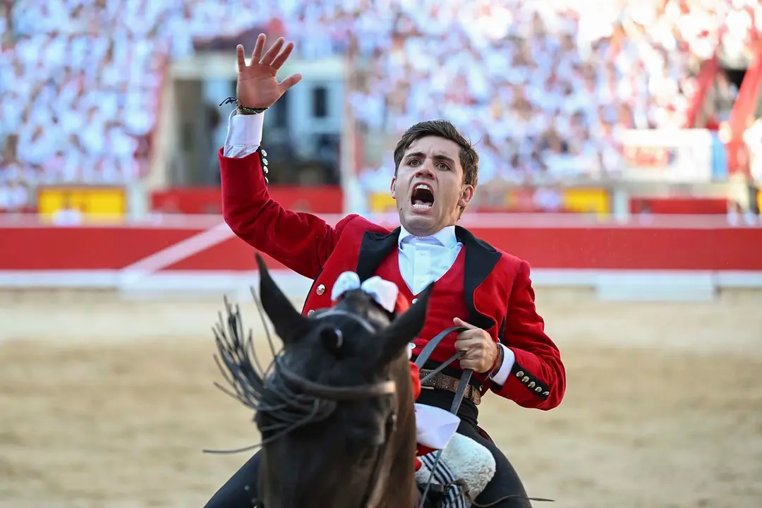 GRAFCAV9799. PAMPLONA, 06/07/2025.- El rejoneador Guillermo Hermoso de Mendoza durante la lidia a su primer toro de la tarde en la segunda de abono de la Feria de Toro de los Sanfermines 2025 con toros de la ganadería salmantina de 'El Capea' y en la que comparte cartel con el rejoneador Roberto Armendáriz y con la rejoneadora francesa Lea Vicens (primera mujer que torea en la Feria del Toro). EFE/ Daniel Fernández
