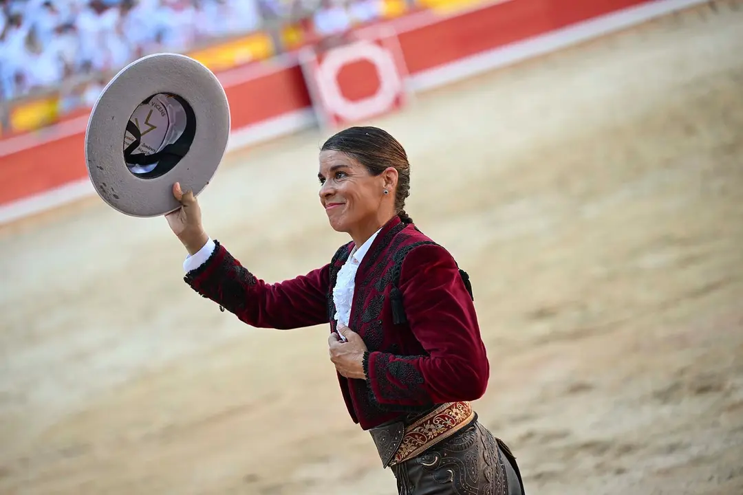 GRAFCAV9796. PAMPLONA, 06/07/2025.- La rejoneadora francesa Lea Vicens (primera mujer que torea en la Feria del Toro) durante la lidia a su primer toro de la tarde en la segunda de abono de la Feria de Toro de los Sanfermines 2025 con toros de la ganadería salmantina de 'El Capea' y en la que comparte cartel con el rejoneador Roberto Armendáriz y con Guillermo Hermoso de Mendoza. EFE/ Daniel Fernández