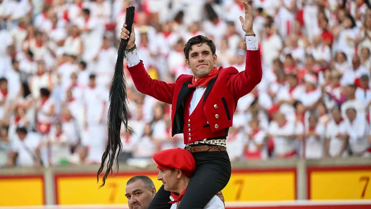 GRAFCAV9822. PAMPLONA, 06/07/2025.- El rejoneador Guillermo Hermoso de Mendoza sale a hombros de la Monumental de Pamplona al cortar dos orejas y el rabo al último toro de la tarde en la segunda de abono de la Feria de Toro de los Sanfermines 2025 con toros de la ganadería salmantina de 'El Capea' y en la que comparte cartel con el rejoneador Roberto Armendáriz y con la rejoneadora francesa Lea Vicens (primera mujer que torea en la Feria del Toro). EFE/ Daniel Fernández