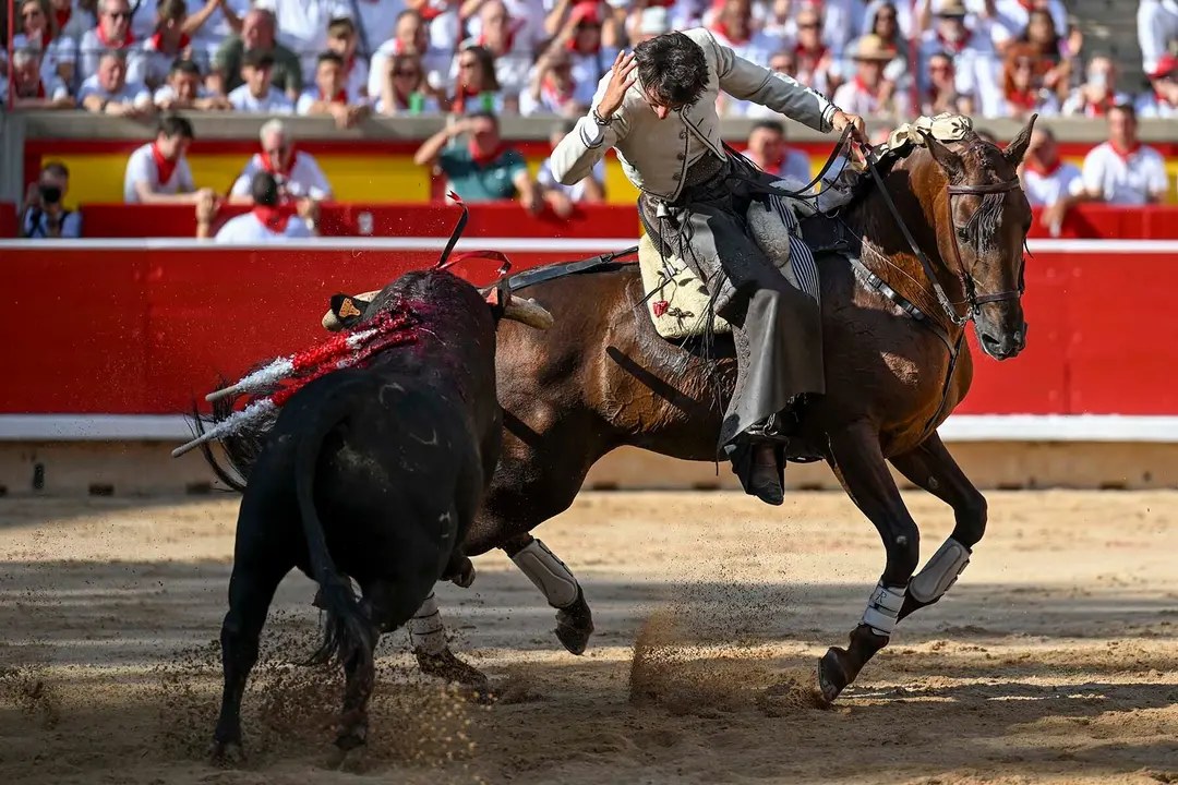 GRAFCAV9787. PAMPLONA, 06/07/2025.- El rejoneador Roberto Armendáriz durante la lidia a su primer toro de la tarde en la segunda de abono de la Feria de Toro de los Sanfermines 2025 con toros de la ganadería salmantina de 'El Capea' y en la que compare cartel con la rejoneadora francesa Lea Vicens (primera mujer que torea en la Feria del Toro) y con Guillermo Hermoso de Mendoza. EFE/ Daniel Fernández