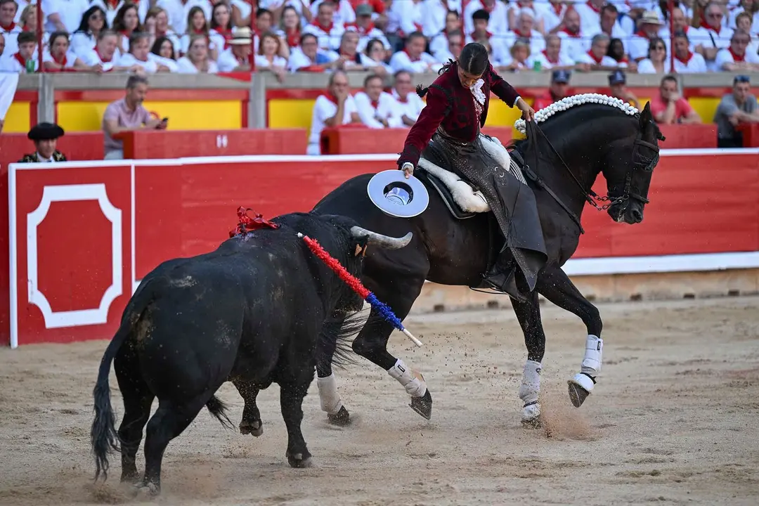 GRAFCAV9790. PAMPLONA, 06/07/2025.- La rejoneadora francesa Lea Vicens (primera mujer que torea en la Feria del Toro) durante la lidia a su primer toro de la tarde en la segunda de abono de la Feria de Toro de los Sanfermines 2025 con toros de la ganadería salmantina de 'El Capea' y en la que comparte cartel con el rejoneador Roberto Armendáriz y con Guillermo Hermoso de Mendoza. EFE/ Daniel Fernández