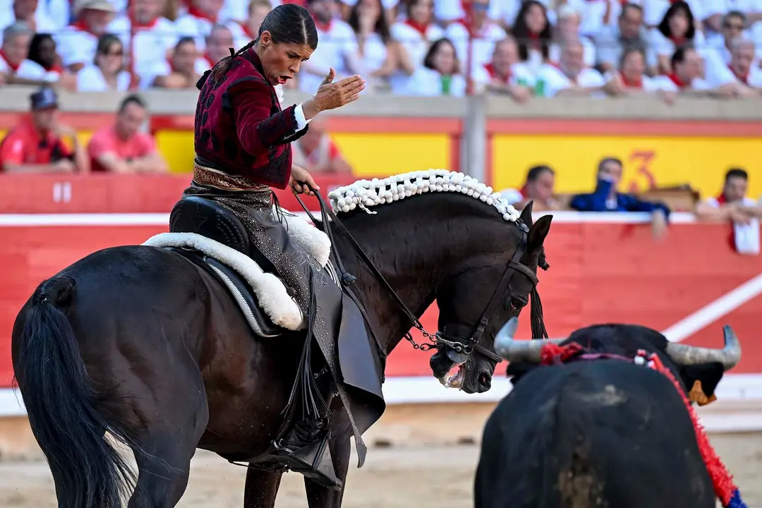 GRAFCAV9792. PAMPLONA, 06/07/2025.- La rejoneadora francesa Lea Vicens (primera mujer que torea en la Feria del Toro) durante la lidia a su primer toro de la tarde en la segunda de abono de la Feria de Toro de los Sanfermines 2025 con toros de la ganadería salmantina de 'El Capea' y en la que comparte cartel con el rejoneador Roberto Armendáriz y con Guillermo Hermoso de Mendoza. EFE/ Daniel Fernández