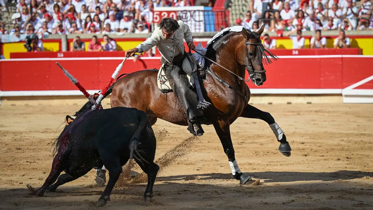 GRAFCAV9776. PAMPLONA, 06/07/2025.- El rejoneador Roberto Armendáriz durante la lidia a su primer toro de la tarde en la segunda de abono de la Feria de Toro de los Sanfermines 2025 con toros de la ganadería salmantina de 'El Capea' y en la que compare cartel con la rejoneadora francesa Lea Vicens (primera mujer que torea en la Feria del Toro) y con Guillermo Hermoso de Mendoza. EFE/ Daniel Fernández