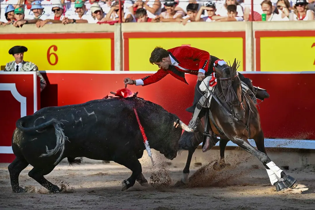 GRAFCAV9800. PAMPLONA, 06/07/2025.- El rejoneador Guillermo Hermoso de Mendoza durante la lidia a su primer toro de la tarde en la segunda de abono de la Feria de Toro de los Sanfermines 2025 con toros de la ganadería salmantina de 'El Capea' y en la que comparte cartel con el rejoneador Roberto Armendáriz y con la rejoneadora francesa Lea Vicens (primera mujer que torea en la Feria del Toro). EFE/ Daniel Fernández