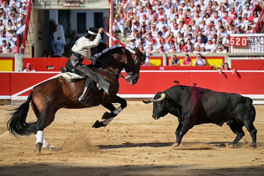 GRAFCAV9789. PAMPLONA, 06/07/2025.- El rejoneador Roberto Armendáriz durante la lidia a su primer toro de la tarde en la segunda de abono de la Feria de Toro de los Sanfermines 2025 con toros de la ganadería salmantina de 'El Capea' y en la que compare cartel con la rejoneadora francesa Lea Vicens (primera mujer que torea en la Feria del Toro) y con Guillermo Hermoso de Mendoza. EFE/ Daniel Fernández