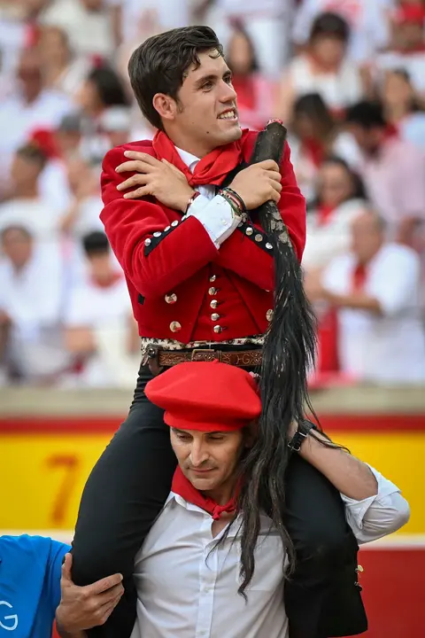 GRAFCAV9823. PAMPLONA, 06/07/2025.- El rejoneador Guillermo Hermoso de Mendoza sale a hombros de la Monumental de Pamplona al cortar dos orejas y el rabo al último toro de la tarde en la segunda de abono de la Feria de Toro de los Sanfermines 2025 con toros de la ganadería salmantina de 'El Capea' y en la que comparte cartel con el rejoneador Roberto Armendáriz y con la rejoneadora francesa Lea Vicens (primera mujer que torea en la Feria del Toro). EFE/ Daniel Fernández