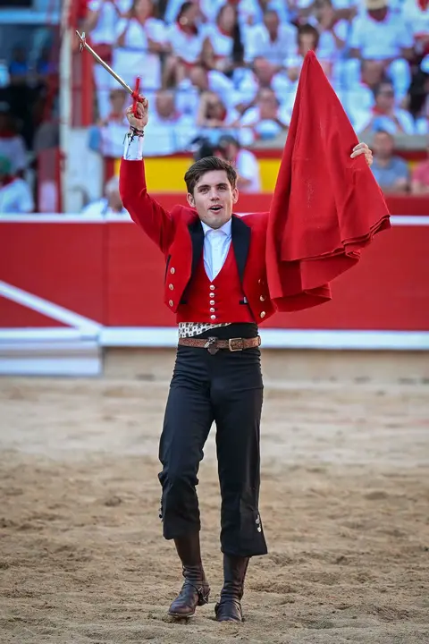 GRAFCAV9801. PAMPLONA, 06/07/2025.- El rejoneador Guillermo Hermoso de Mendoza durante la lidia a su primer toro de la tarde en la segunda de abono de la Feria de Toro de los Sanfermines 2025 con toros de la ganadería salmantina de 'El Capea' y en la que comparte cartel con el rejoneador Roberto Armendáriz y con la rejoneadora francesa Lea Vicens (primera mujer que torea en la Feria del Toro). EFE/ Daniel Fernández