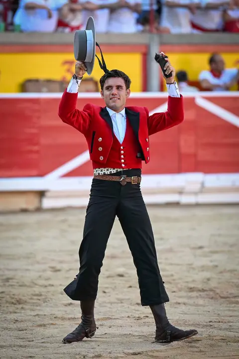 GRAFCAV9802. PAMPLONA, 06/07/2025.- El rejoneador Guillermo Hermoso de Mendoza corta una oreja a su primer toro de la tarde en la segunda de abono de la Feria de Toro de los Sanfermines 2025 con toros de la ganadería salmantina de 'El Capea' y en la que comparte cartel con el rejoneador Roberto Armendáriz y con la rejoneadora francesa Lea Vicens (primera mujer que torea en la Feria del Toro). EFE/ Daniel Fernández