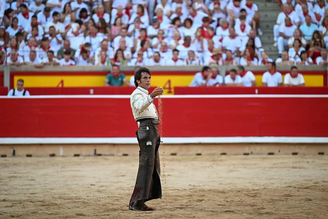 GRAFCAV9810. PAMPLONA, 06/07/2025.- El rejoneador Roberto Armendáriz durante la lidia a susegundo toro de la tarde en la segunda de abono de la Feria de Toro de los Sanfermines 2025 con toros de la ganadería salmantina de 'El Capea' y en la que compare cartel con la rejoneadora francesa Lea Vicens (primera mujer que torea en la Feria del Toro) y con Guillermo Hermoso de Mendoza. EFE/ Daniel Fernández